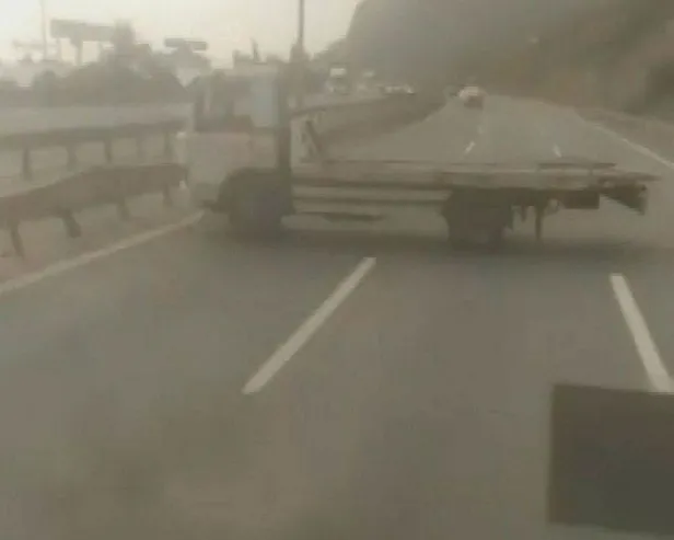 TEM Otoyolu'nda çekici dehşeti! Zikzaklı maceranın sonu kötü bitti-2