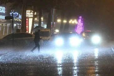 Ankara sele teslim oldu! Bazı cadde ve sokaklarda su birikintileri oluştu, araçlar yolda kaldı