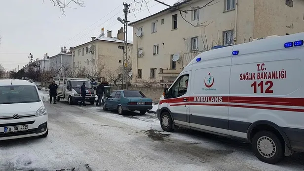 Erzincan'da korkunç olay! 4 günlük bebeğini yatağına aldı...-3