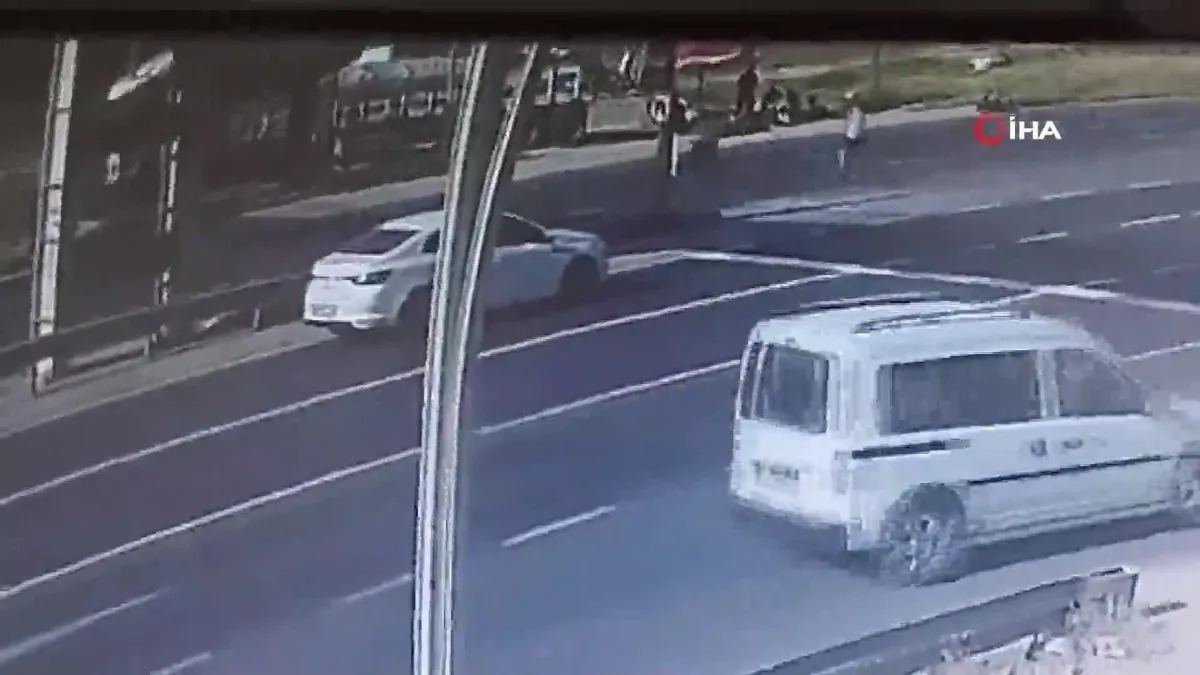 Tekirdağ'da feci kaza kamerada! Otomobil bisikletli çocuğa çarptı