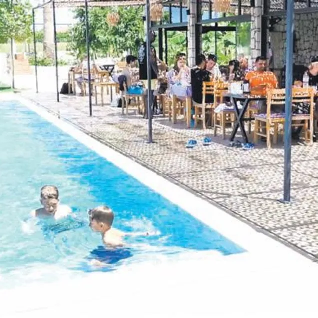 Torunlarını izledi