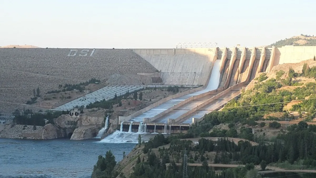 Bakan Bayraktar duyurdu: Hidroelektrik santralleri 11 milyar kilovatsaati aşarak rekor tazeledi