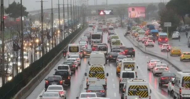 Okulların açılmasıyla birlikte İstanbul’da trafik yoğunluğu arttı