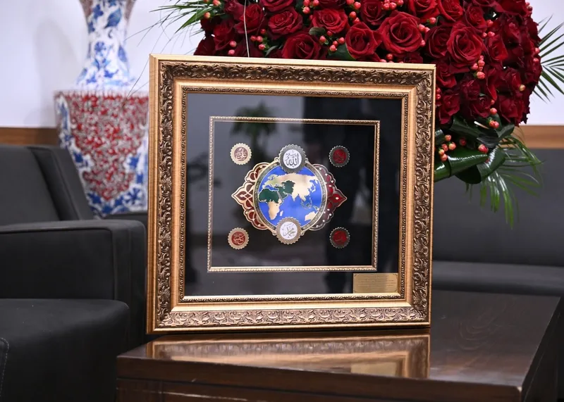 bahceliden-baskan-erdogana-anlamli-dogum-gunu-hediyesi-72-gul-detayi-allah-lafzi-hz-muhammedin-adi-ve-fetih-su-1772102696256.jpeg Bahçeli'den Başkan Erdoğan'ın 72. yaşına özel 72 gül | Allah lafzı, Hz. Muhammed'in adı ve Fetih Suresi detayı-3