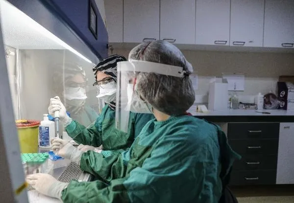 SON DAKİKA: İstanbul'un en büyük koronavirüs test laboratuvarı görüntülendi: Günde 10 bin test yapılıyor-6