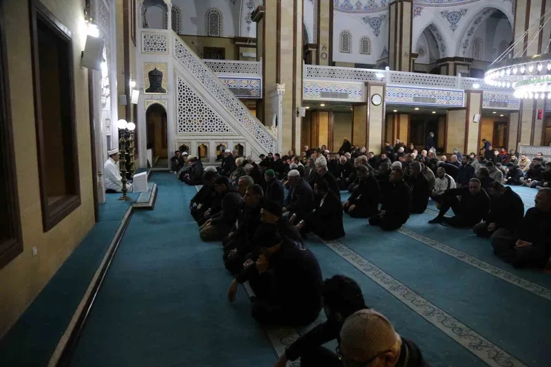 eller-semaya-depremde-hayatini-kaybedenler-icin-acildi-1707196382780.jpeg Eller semaya depremde hayatını kaybedenler için açıldı! Tüm yurtta dualar edildi-5