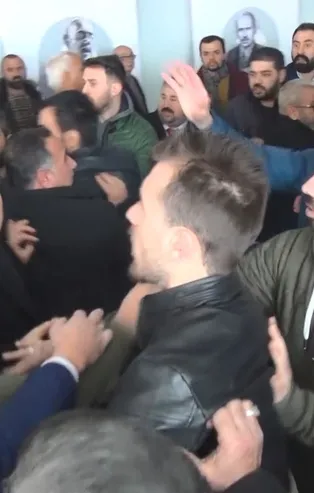 Kongrede kavga çıktı