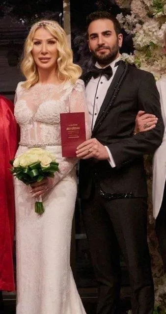 seda-sayan-ve-caglar-oktenin-dugununde-safiye-soyman-ile-faik-ozturkun-fotograflari-sosyal-medyaya-damga-vurdu-1650914710091.jpeg Seda Sayan ve Çağlar Ökten'in düğününde Safiye Soyman ile Faik Öztürk’un fotoğrafları sosyal medyaya damga vurdu-4