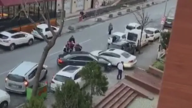 Sosyal medya bu görüntüyü konuşuyor! İstanbul'da inanılmaz olay: Kimseye aldırmadı, defalarca çarptı-3