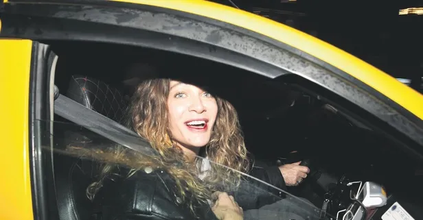 İlginç kıyafetiyle dans edince yorumlar peş peşe gelmişti: Güzel oyuncu Berrak Tüzünataç sitem etti!