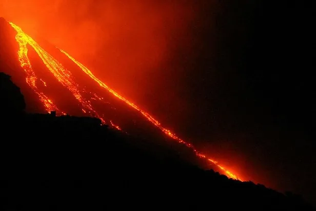 İtalya'da Stromboli Yanardağı faaliyete geçti-1