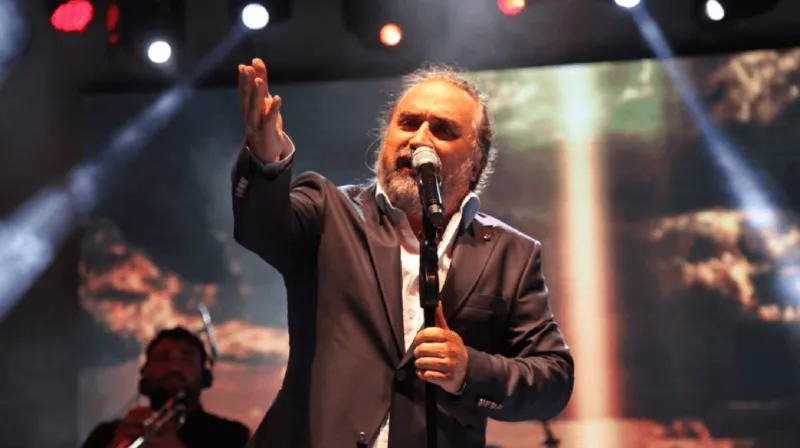 volkan-konakin-esinden-duygusal-yil-donumu-mesaji-1774896619544.png 2025 yılında Kuzey Kıbrıs'ta verdiği konser sırasında fenalaşan usta isim, tüm müdahalelere rağmen kurtarılamamıştı. (Fotoğraflar Takvim Fotoğraf Arşivi'nden alınmıştır)
