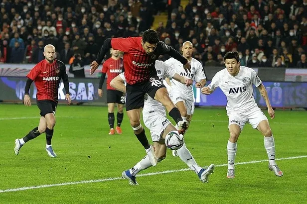 gaziantep-fk-3-2-fenerbahce-mac-sonucu-1639424368162.jpeg Fener yıkıldı! Gaziantep FK 3-2 Fenerbahçe | MAÇ SONUCU-2