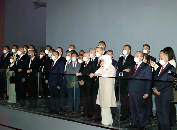 baskan-erdogan-ve-esi-emine-erdogan-15-temmuz-demokrasi-muzesinde-duygu-dolu-anlar-yasadi-1626378849876.jpg Emine Erdoğan 15 Temmuz'u anlatan görüntüleri izlerken ağlamaya başladı-2