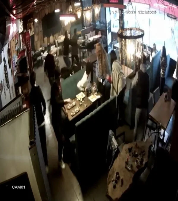 kafeteryada-dehset-anlari-kamerada-park-yeri-yuzunden-kursun-yagdirdi-1639811009121.jpg Kafeteryada dehşet anları kamerada! Park yeri yüzünden kurşun yağdırdı-4