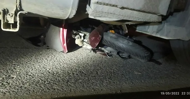 TIR’ın altında kalan motosikletin sürücüsü ağır yaralandı