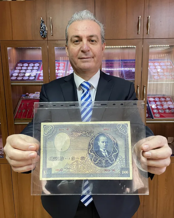 turkiyenin-en-degerli-parasi-1927-ingiltere-basimi-1-emisyon-1000-lira-800-bin-lira-acilis-fiyatiyla-muzayedey-1644480859161.jpg Türkiye'nin en değerli parası! 1927 İngiltere basımı 1. emisyon 1000 lira 800 bin lira açılış fiyatıyla müzayedeye çıkarıldı-4