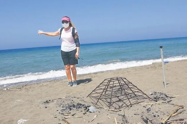 Alanya'da caretta caretta yuvasının üzerinde ateş yakıldı