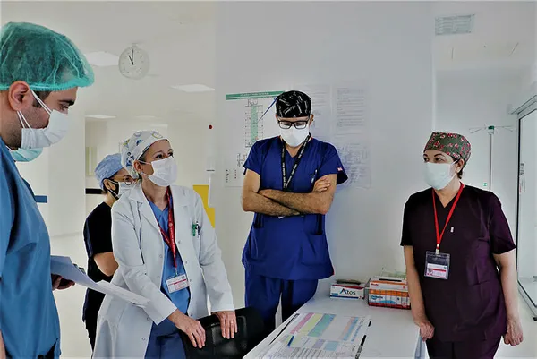 1590474597649.jpg Bilim Kurulu üyesi yoğun bakımdaki koronavirüs mücadelesini anlattı-1