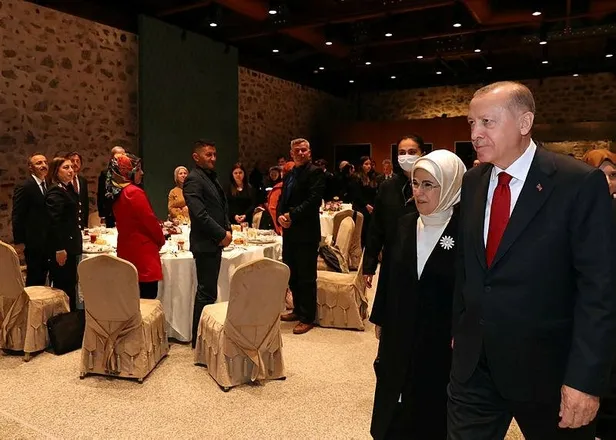 baskan-erdogan-siddet-magduru-kadinlarin-aileleri-ile-iftarda-bulustu-onemli-aciklamalar-1650050095738.jpeg Başkan Erdoğan, şiddet mağduru kadınların aileleri ile iftarda buluştu: Ülkemizi kadın cinayetleri ayıbından kurtarmakta kararlıyız-4