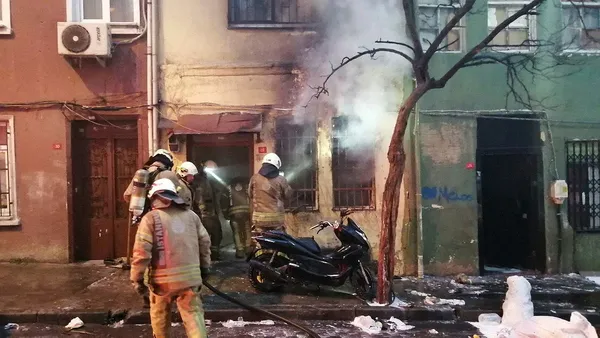 Beyoğlu'nda iki katlı bina alev alev yandı-2