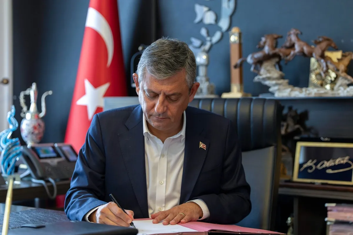 ozgur-ozel-topal-ordek-kaldi-sisirilmis-anketlerde-yeni-partiyi-kurtaramadi-3-arastirmada-tek-birinci-ak-parti-1786681869414.jpeg Özgür Özel "topal ördek" kaldı! YENİ Parti'nin anket balonu patladı: 3 araştırmada tek birinci AK Parti-4