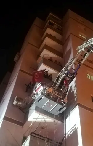 İzmir'de hareketli gece! 11 katlı bina boşaltıldı