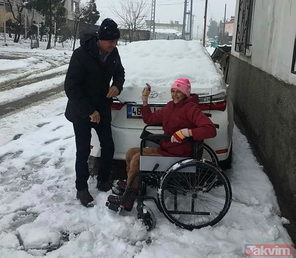 Hava soğuk yürekler sıcak! Kahramanmaraş'ta bir baba engelli kızıyla kartopu oynadı - 3