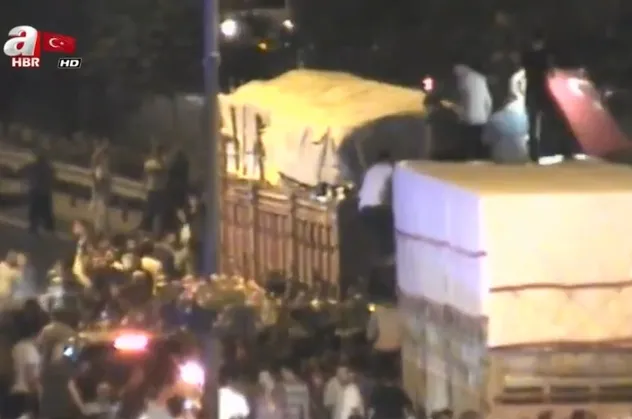 15 Temmuz darbe gecesine ait bu görüntüler ilk kez ortaya çıktı! Halk darbecilerin tankını böyle durdurdu