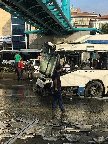 Son dakika: Ankara'da feci kaza! Belediye otobüsü üst geçit asansörüne çarptı-2