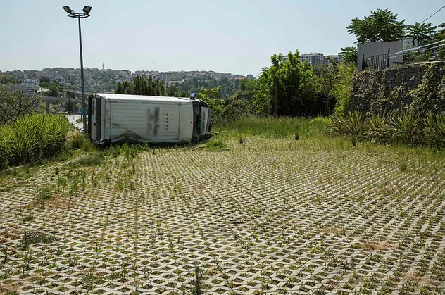İstanbul'da akılalmaz kaza! 5 metre yüksekten düştü