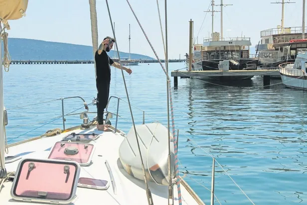 Polisi gören küçük kardeşler, taşların arkasına saklandı-3