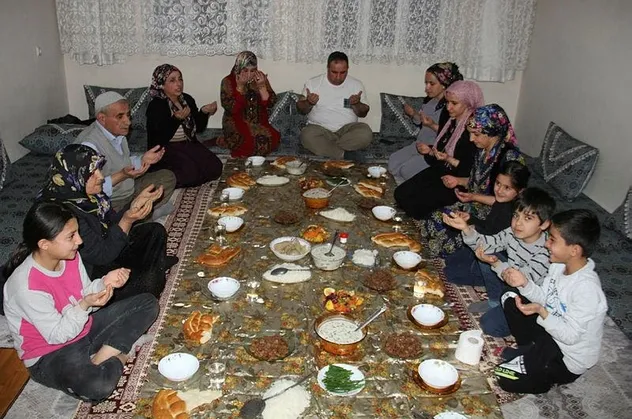 Türkiye'de ilk iftar Hakkari'nin Şemdinli ilçesinde yapıldı