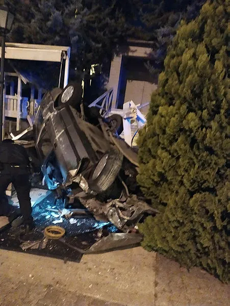 Avcılar'da feci kaza! Kontrolünü kaybeden araç restoran bahçesine daldı!-3