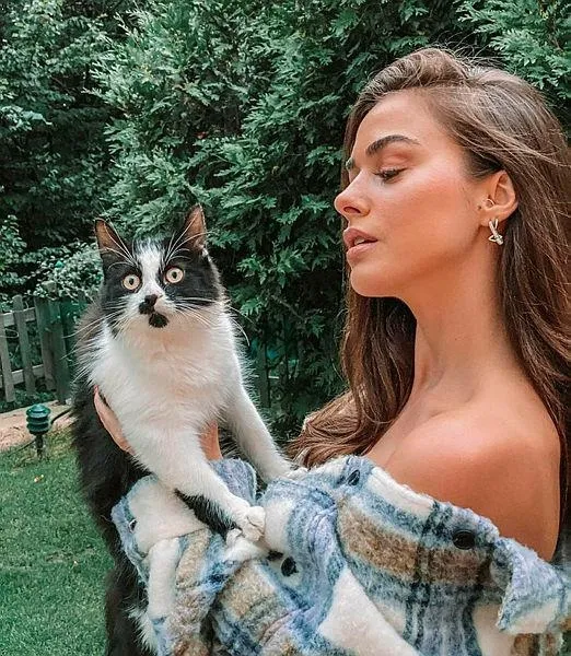 Bensu Soral'ın buzları erittiği Hakan Baş'ın Cannes'ta bulunan 750 bin Euro'luk evinde Hande Soral'ın yaş günü tatili-4