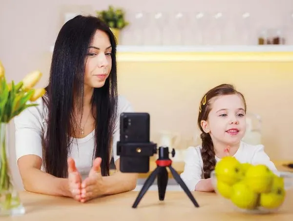 cocuklarinin-hayatlarini-paylasan-youtuber-aileler-cimere-sikayet-edildi-inceleme-baslatildi-1653029541439.jpg Çocuklarının hayatlarını paylaşan YouTuber aileler CİMER'e şikayet edildi! İnceleme başlatıldı-2