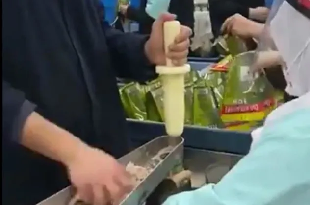 Bir ton balığı üretim firmasında çekilen elle paketleme görüntüleri sosyal medyada tepki çekti