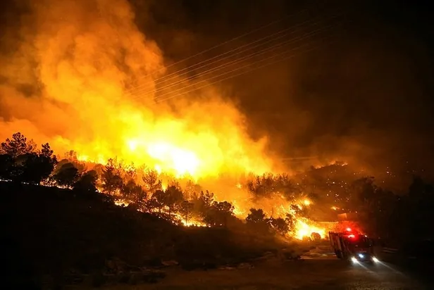 mersindeki-orman-yangininda-son-durum-alevler-karayoluna-ulasti-mudahale-11-ucak-29-helikopter-138-arazoz-15-d-1662590343753.jpg Mersin’deki orman yangınında son durum: Alevler karayoluna ulaştı, müdahale 11 uçak, 29 helikopter, 138 arazöz, 15 dozer, 850 personel ile devam ediyor-4