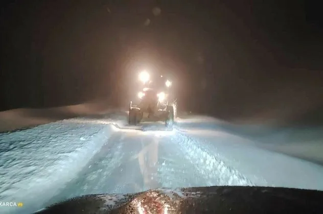 Karapet'te etkili olan tipi ve kar yağışı nedeniyle tünelde mahsur kalan 25 kişi kurtarıldı