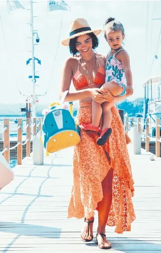 Volkan Demirel'in eşi Zeynep Sever Demirel 22 çocuğa tekerlekli sandalye aldı