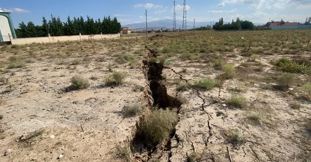 Afyonkarahisar'da yer yarıldı! 500 metre uzunluğunda 60 metre derinliğinde...
