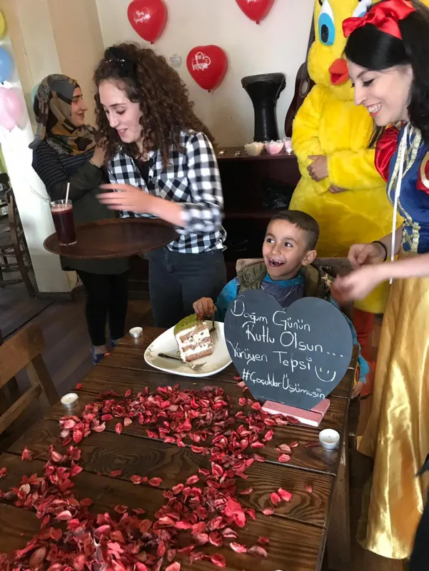 Diyarbakır'da okul harçlığı için sokaklarda simit satan küçük Taylan’a doğum günü sürprizi-4