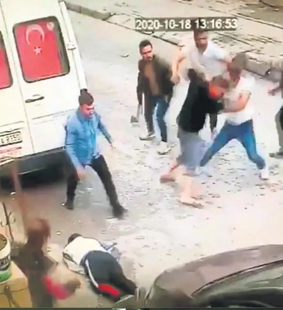 avcilarda-park-yeri-anlasmazligi-sonrasi-baltali-sopali-tuyler-urperten-saldiri-1603159629991.jpeg Avcılarda park yeri anlaşmazlığı sonrası baltalı sopalı tüyler ürperten saldırı!-2