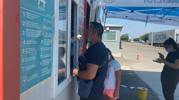 son-dakika-icisleri-bakanligi-81-il-valiligine-genelge-gonderdi-ulkeye-girislerde-pcr-testi-ve-antijen-testine-1654030510493.jpg SON DAKİKA: İçişleri Bakanlığı 81 il valiliğine genelge gönderdi! Ülkeye girişlerde PCR testi ve antijen testine bakılmayacak-4