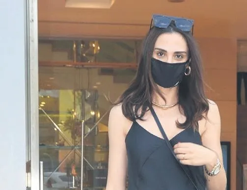 Siyahlar içinde bir kadın