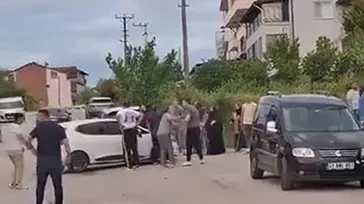 Kocaeli Gölcük'te iki aile arasında sokak ortasında feci kavga! Silah, taş ve sopalar havada uçuştu