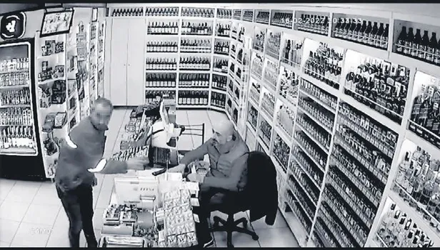 İzmir Menderes'te tacizci sapığa anne darbesi! Dedektif gibi iz sürüp sapığa suçüstü yaptı!