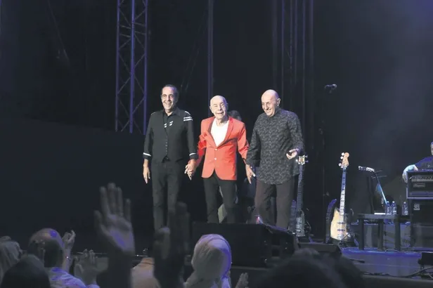 semiramis-pekkan-kopegi-icin-kesenin-agzini-acti-tinaya-13-bin-tllik-kolye-takti-saklambac-haberleri-1661893539891.jpeg Semiramis Pekkan köpeği için kesenin ağzını açtı! Tina'ya 13 bin TL'lik kolye taktı |Saklambaç haberleri-4