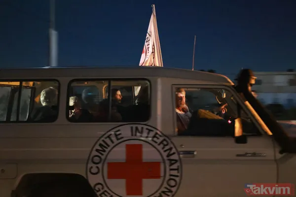 Tarihi esir takası tarihi kareler! İsrailli rehineler Hamaslılara el sallayıp veda etti... Siyonist işgalciler ise Filistinlilere saldırdı - 10