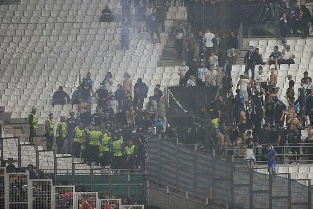 fransada-alcak-provokasyon-marsilya-taraftari-yunanistan-ve-ermenistan-bayragi-acti-polisten-gsaraylilara-sert-mudahale-1633029383655.jpeg Fransa'da alçak provokasyon! Marsilya taraftarı Yunanistan ve Ermenistan bayrağı açtı, polisten G.Saraylılara sert müdahale-4